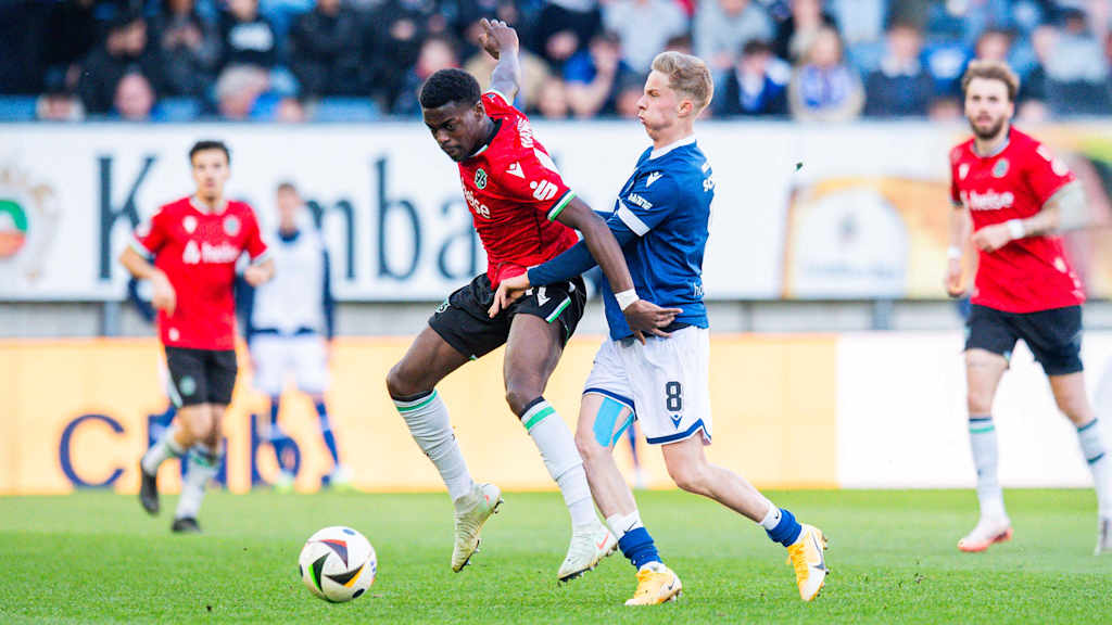 Noel Aseko im Zweikampf im Spiel Hannover 96 II gegen Arminia Bielefeld.