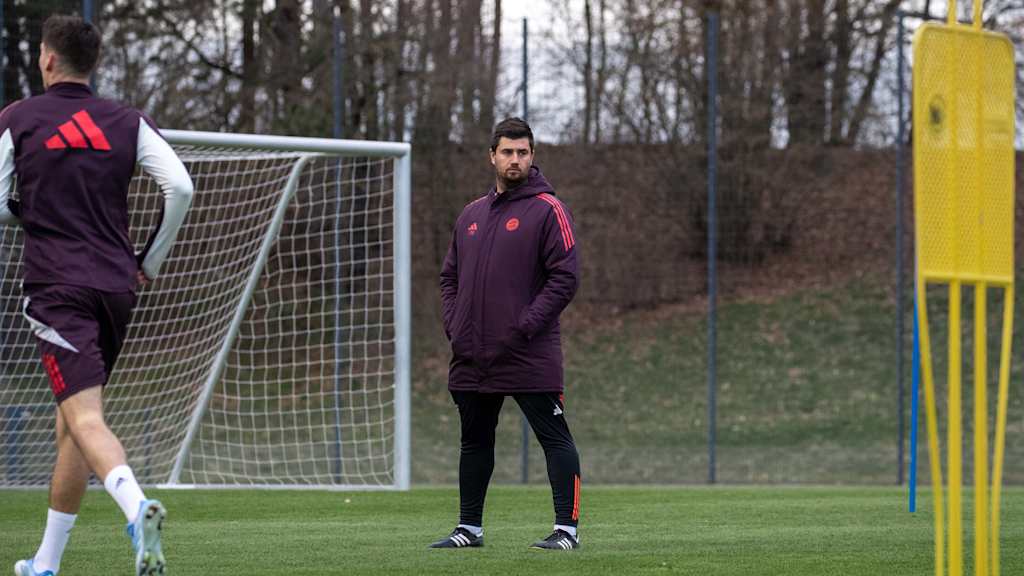 U19 Cheftrainer Peter Gaydarov im Training der FC Bayern U19.