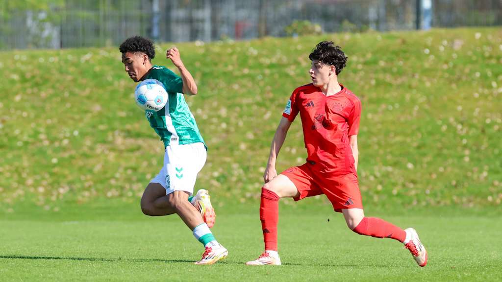 Deniz Ofli von der FCB-U19 im Zweikampf.