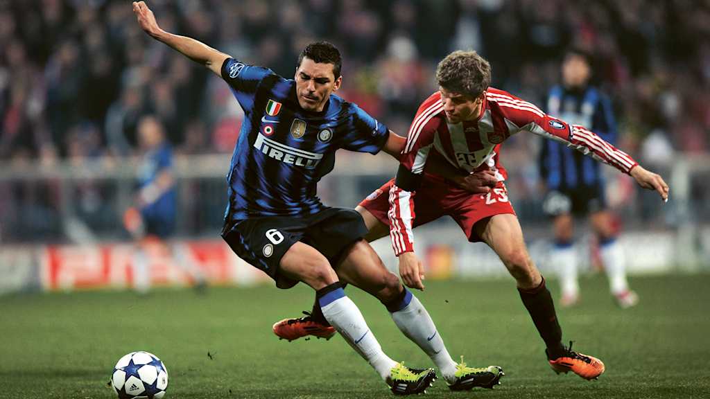 Lucio (Inter Mailand) im Zweikampf mit Thomas Müller (FC Bayern) in der Champions League.