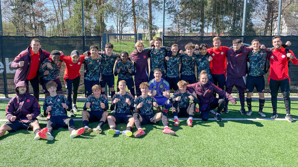 Die U16 des FC Bayern am Jubeln.