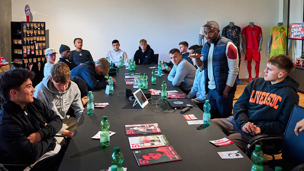 Eric Mbarga, responsable de protección y prevención de la infancia en el FC Bayern Campus, fue el encargado de dirigir el Workshop.