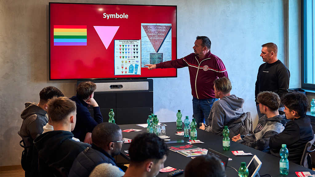 Thomas Ponetsmüller (centro) y Marcus Janke (derecha), de QUEERPASS, en el Workshop: «El FC Bayern nos ayuda con su carisma a sensibilizar a la gente sobre nuestro tema».