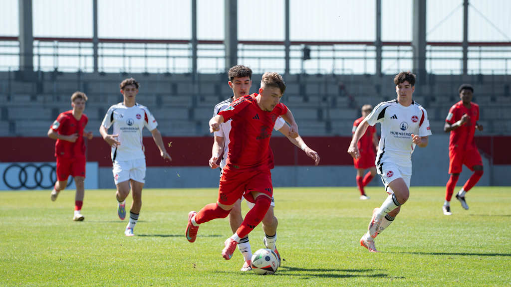 Lennart Karl im Zweikampf mit einem Spieler des 1. FC Nürnberg.