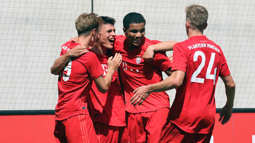 Die FCB-U19 bejubelt den Sieg über den Nachwuchs des VfL Wolfsburg in der ersten Runde des DFB-Pokals in der Saison 2019/2020.