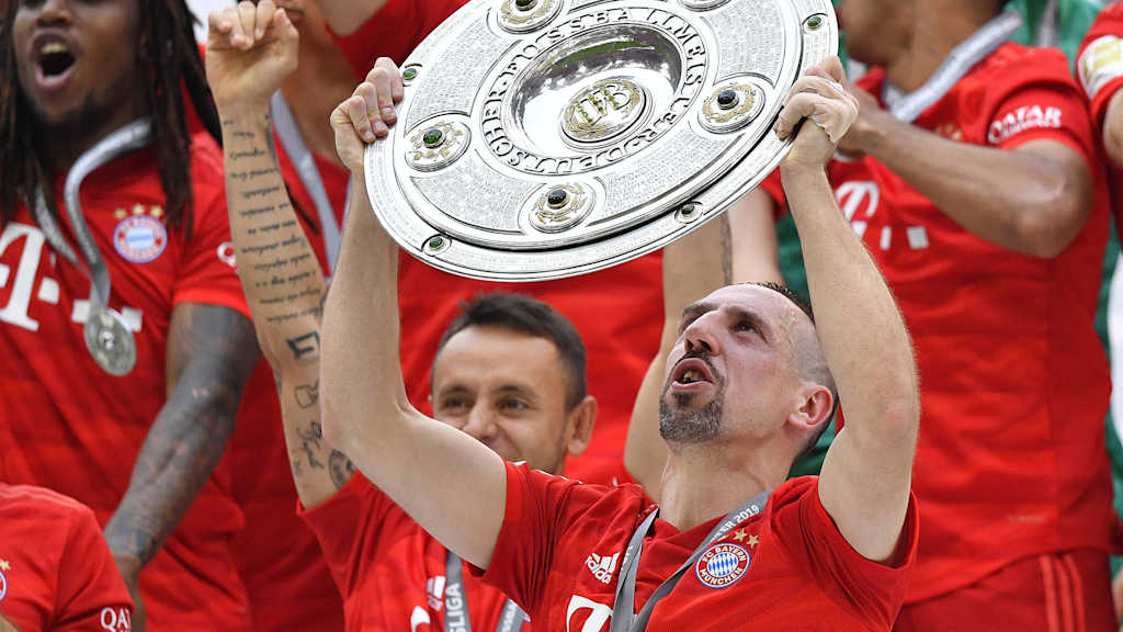 Franck Ribéry jubelt 2019 mit der Meisterschale