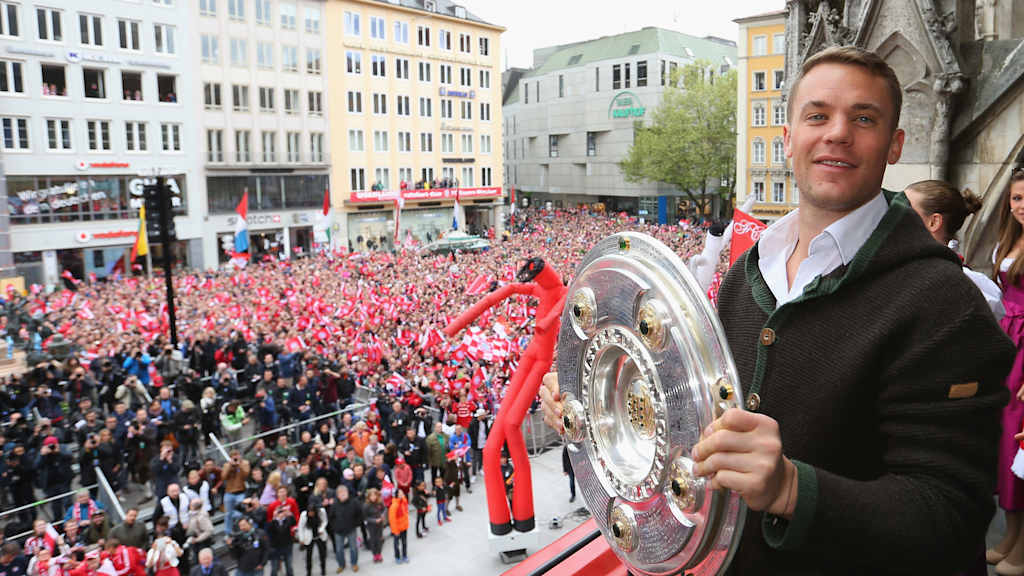 Manuel Neuer jubelt mit der Meisterschale auf dem Rathausbalkon