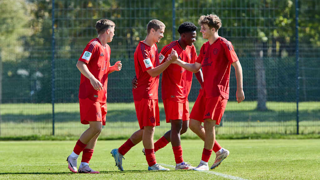 Die U17 des FC Bayern feiert gemeinsam am FC Bayern Campus ein Tor.