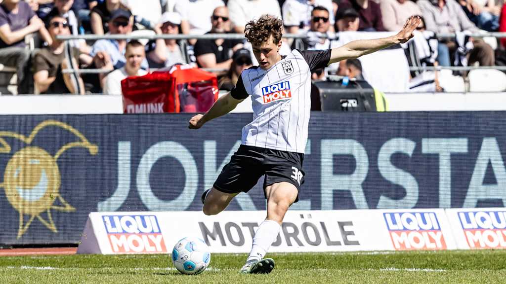 Maurice Krattenmacher mit Ball am Fuß im Bundesligaspiel für den SSV Ulm