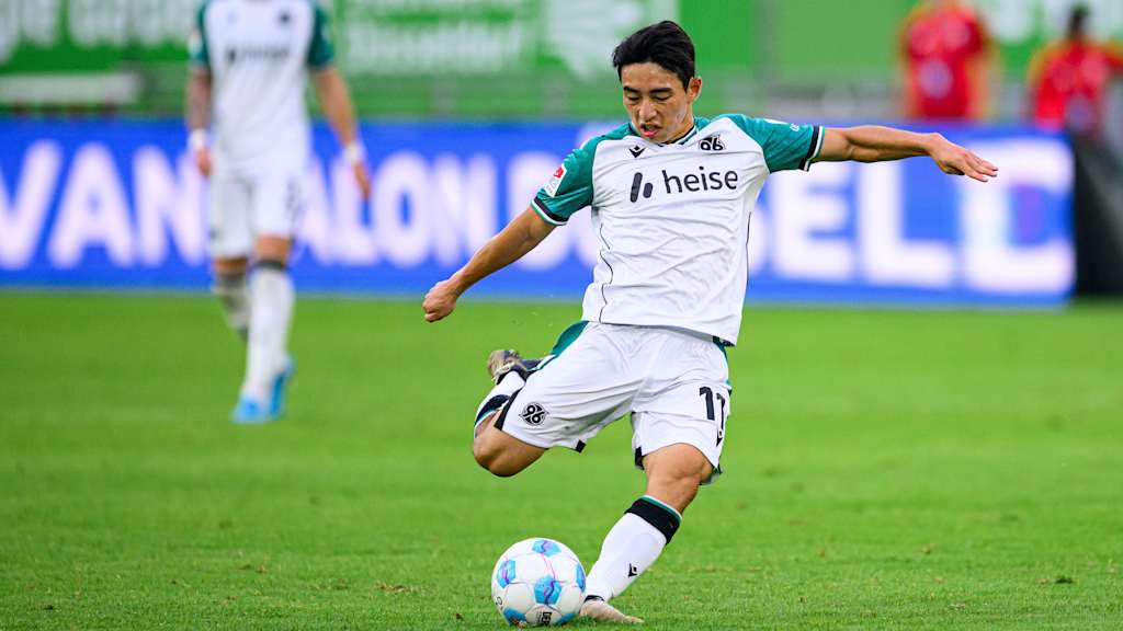 Hyunju Lee mit Ball am Fuß im Bundesligaspiel für Hannover 96.