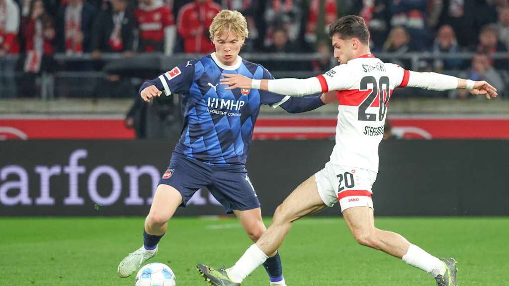 Franz Krätzig mit Ball am Fuß im Bundesligaspiel gegen den VfB Stuttgart