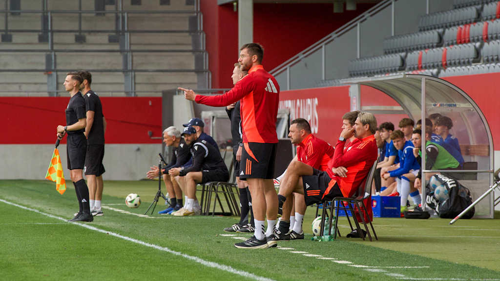 Patrick Kaniuth, Cheftrainer von der FCB-U17, gibt Anweisungen.