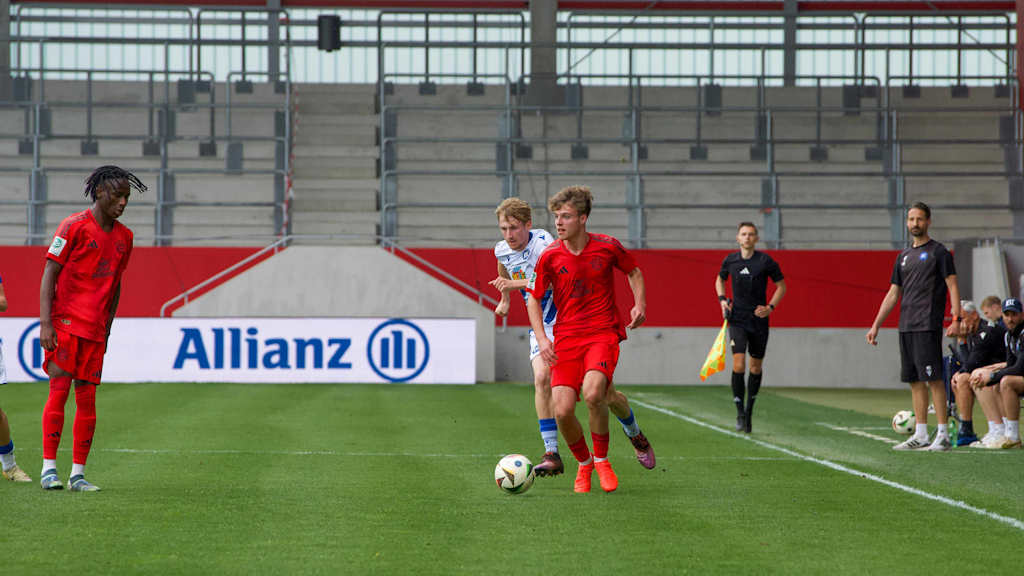 Moritz Göttlicher von der FCB-U17 am Ball.