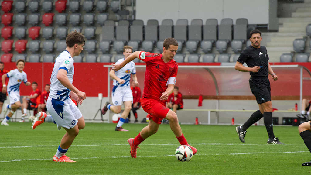 Yll Gashi von der FCB-U17 am Ball.