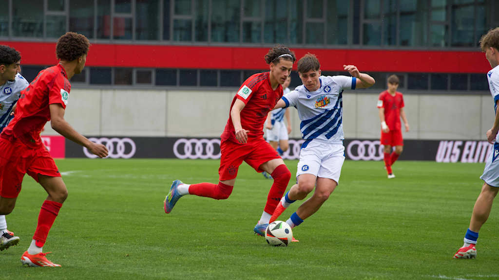 Adam El-Chaar von der FCB-U17 am Ball.