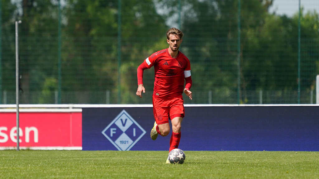 Luca Denk im Vöhlin-Stadion gegen Illertissen am Ball.