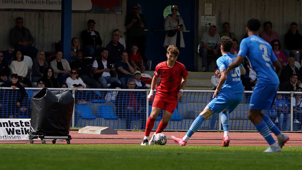 Max Scholze im Vöhlin-Stadion gegen Illertissen am Ball.