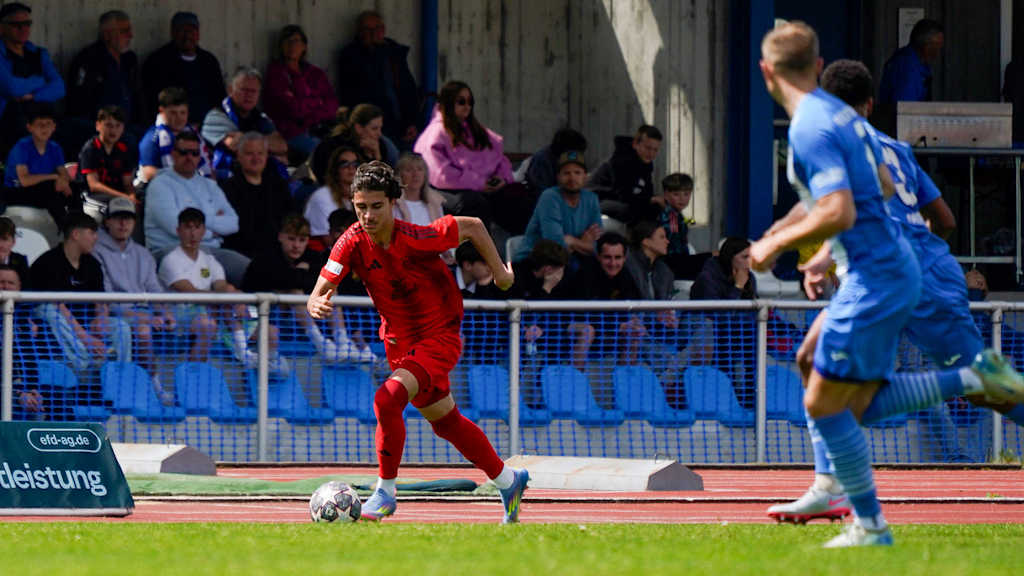 Adin Ličina im Vöhlin-Stadion gegen Illertissen am Ball.