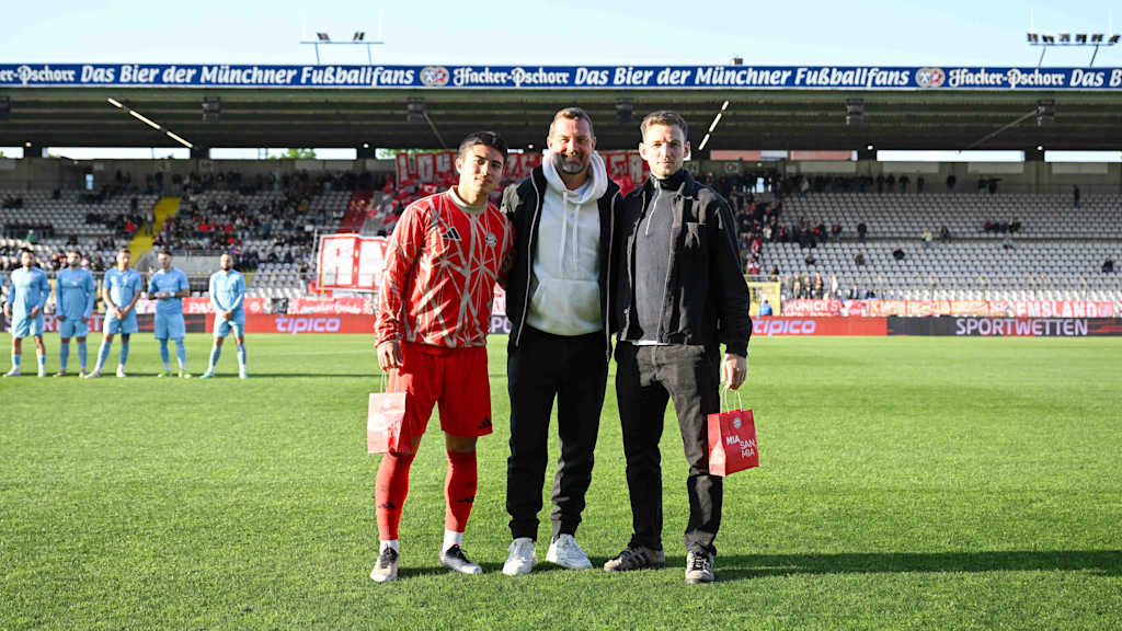 Timo Kern, Markus Weinzierl und Angelo Brückner posieren vor den FC Bayern Fans.