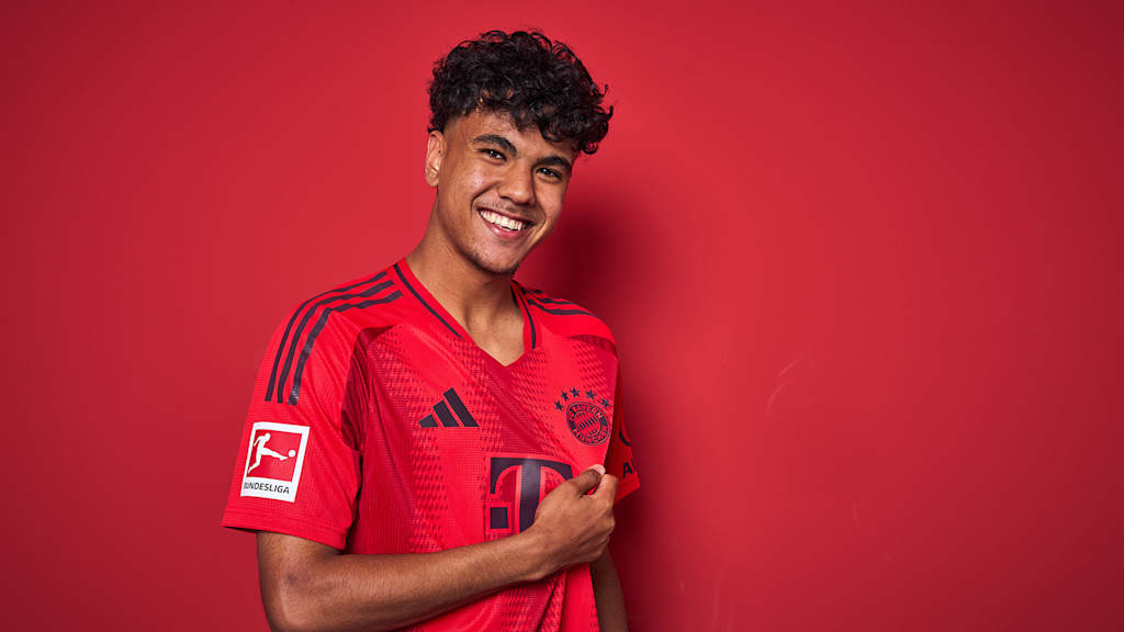 Porträt Adam Aznou im roten Home Trikot des FC Bayern