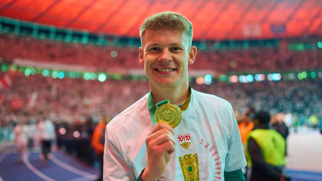 Alexander Nübel bejubelt den DFB-Pokalsieg mit der Medaille in der Hand.
