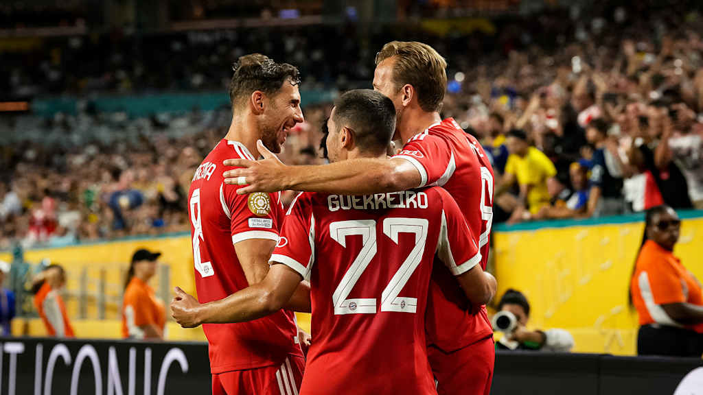 Leon Goretzka, Harry Kane und Raphaël Guerreiro jubeln Arm in Arm im Spiel des FC Bayern gegen die Boca Juniors bei der Klub-WM.