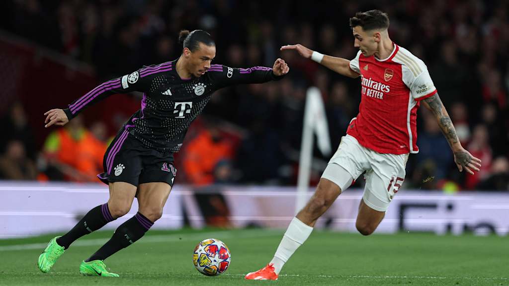 Leroy Sané regatea con el balón durante el partido de cuartos de final de la Champions League contra el Arsenal FC.