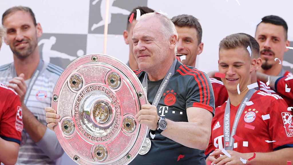 Hermann Gerland holding the Meisterschale