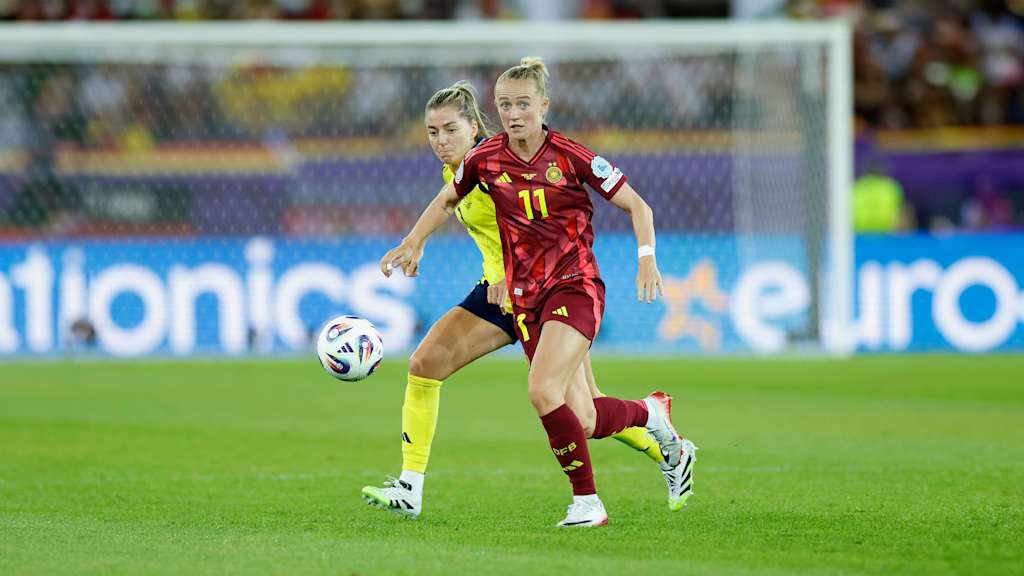 Klara Bühl im EM-Spiel gegen Dänemark mit Gäste an Giulia Gwinn.