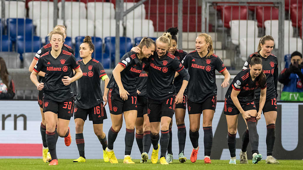 Die FC Bayern Frauen bejubeln einen Treffer gegen den FC Barcelona in der Allianz Arena.