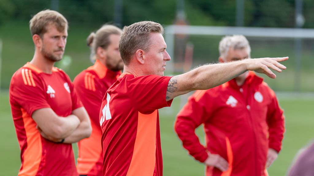 Leonhard Haas am FC Bayern Campus am Trainingsplatz.