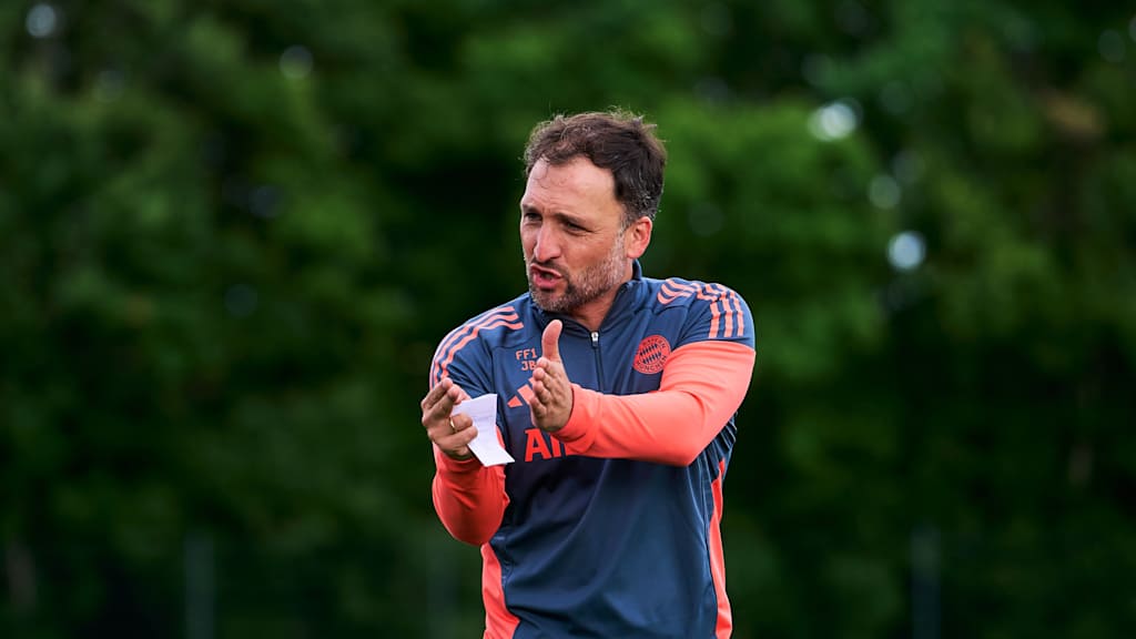 José Barcala während einer Trainingseinheit am FC Bayern Campus.