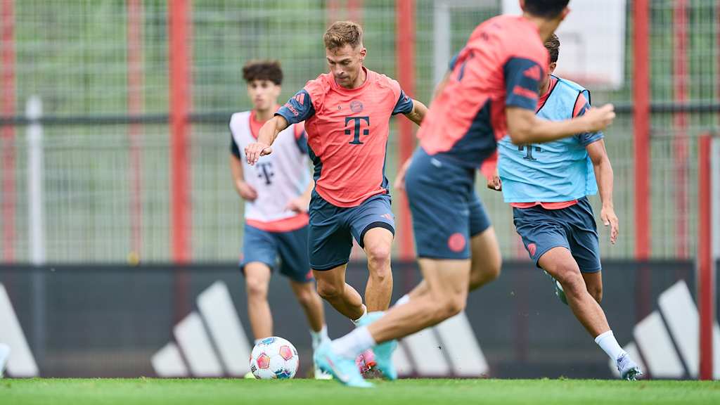 Joshua Kimmich schießt im Training des FC Bayern