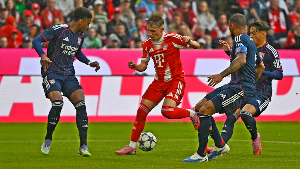 Lennart Karl dribbelt mit dem Ball im Testspiel zwischen dem FC Bayern und Olympique Lyon.