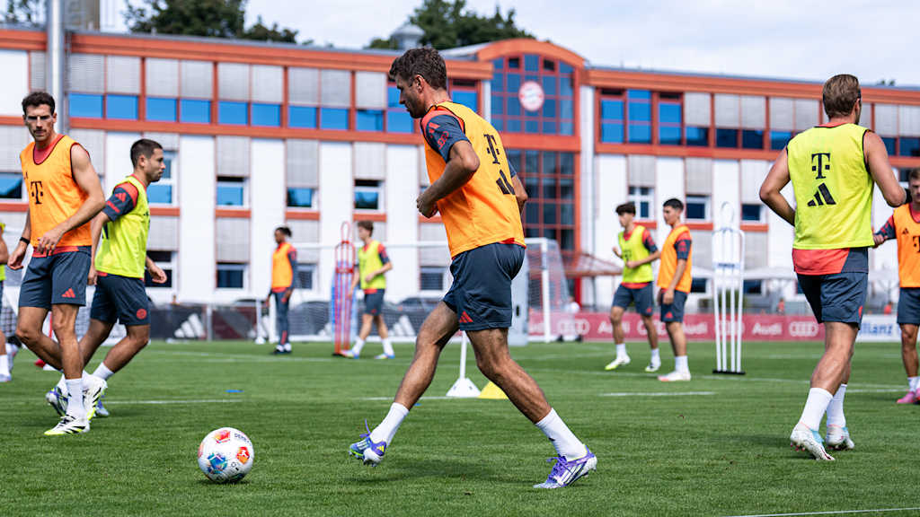 Thomas Müller realiza un pase durante el entrenamiento del FC Bayern.