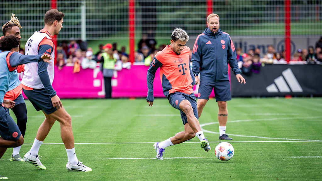 Luis Díaz da un pase durante un entrenamiento del FC Bayern.