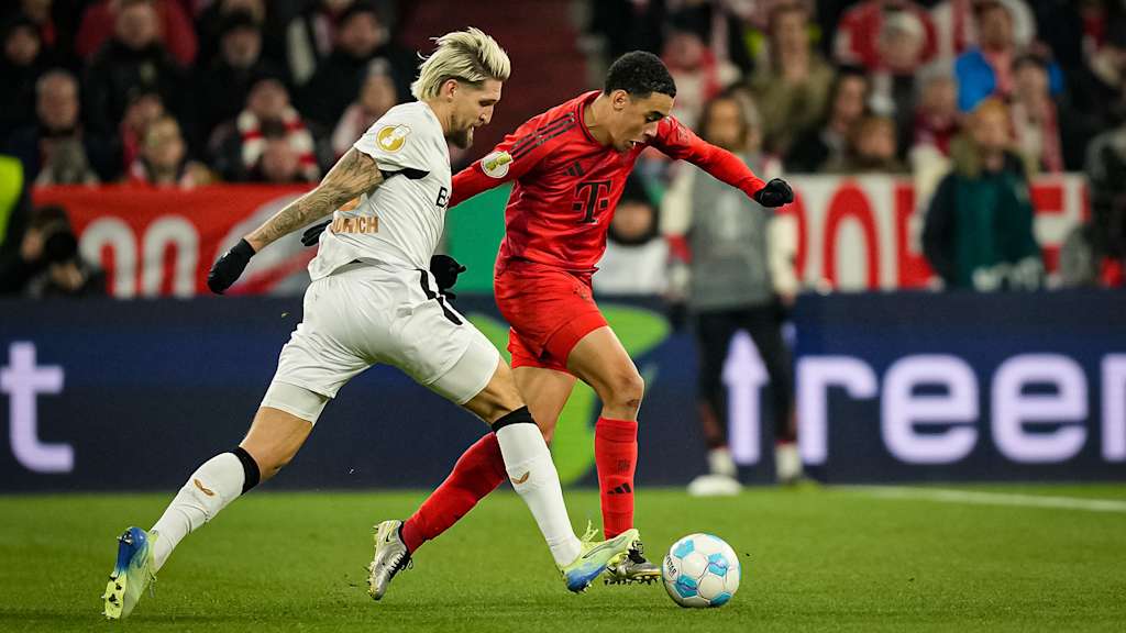 Jamal Musiala dribbelt mit dem Ball im DFB-Pokalspiel des FC Bayern gegen Bayer 04 Leverkusen.