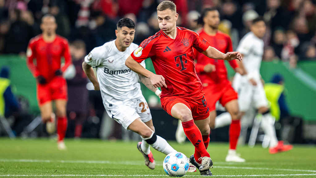 Kingsley Coman im Zweikampf mit Jeremy Frimpong im Bundesliga-Spiel des FC Bayern in Leverkusen.