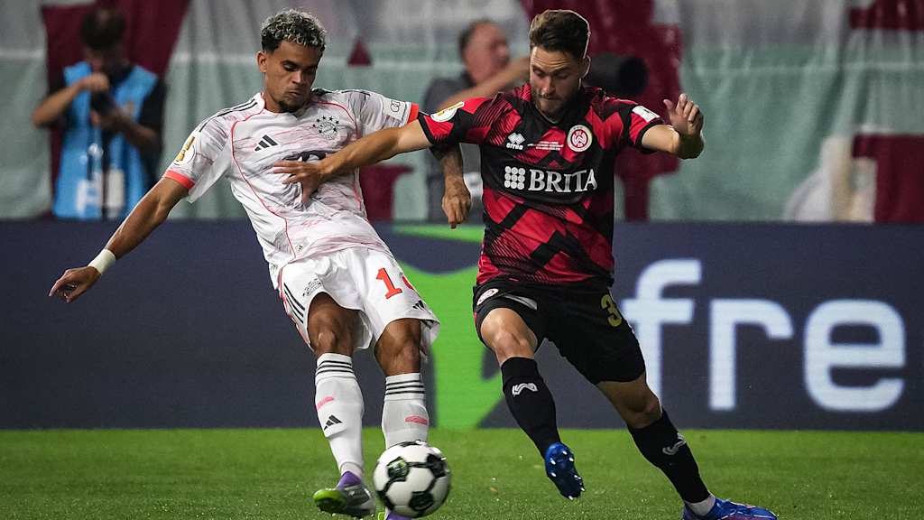 Luis Díaz mit Ball am Fuß während des DFB-Pokalspiels des FC Bayern beim SV Wehen Wiesbaden