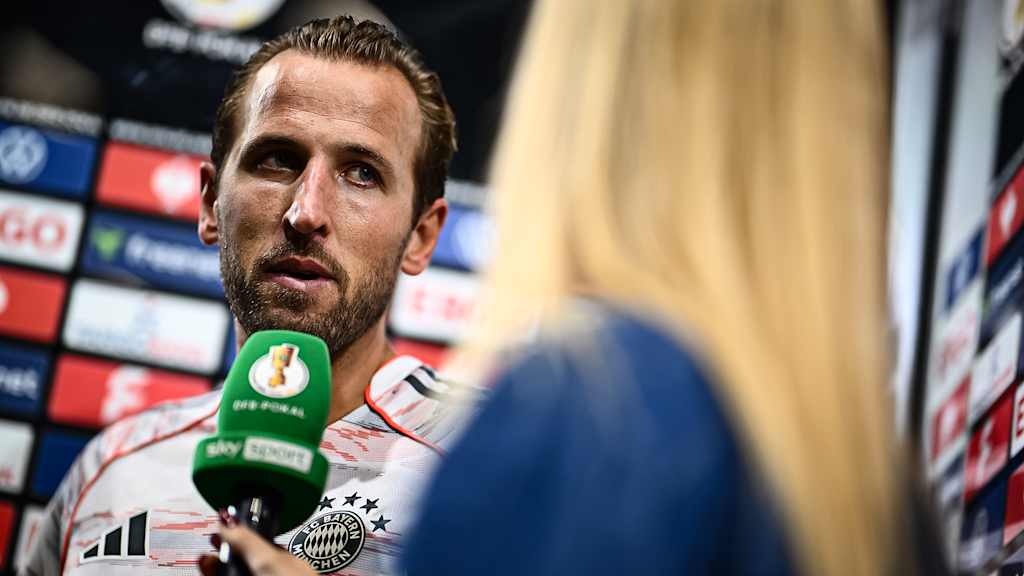 Harry Kane beim Interview nach dem Spiel des FC Bayern in der ersten Runde des DFB-Pokals beim SV Wehen Wiesbaden