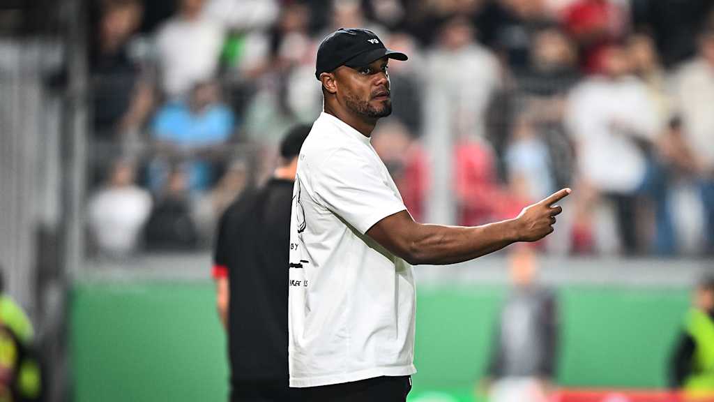 Vincent Kompany an der Seitenlinie während des DFB-Pokalspiels des FC Bayern beim SV Wehen Wiesbaden