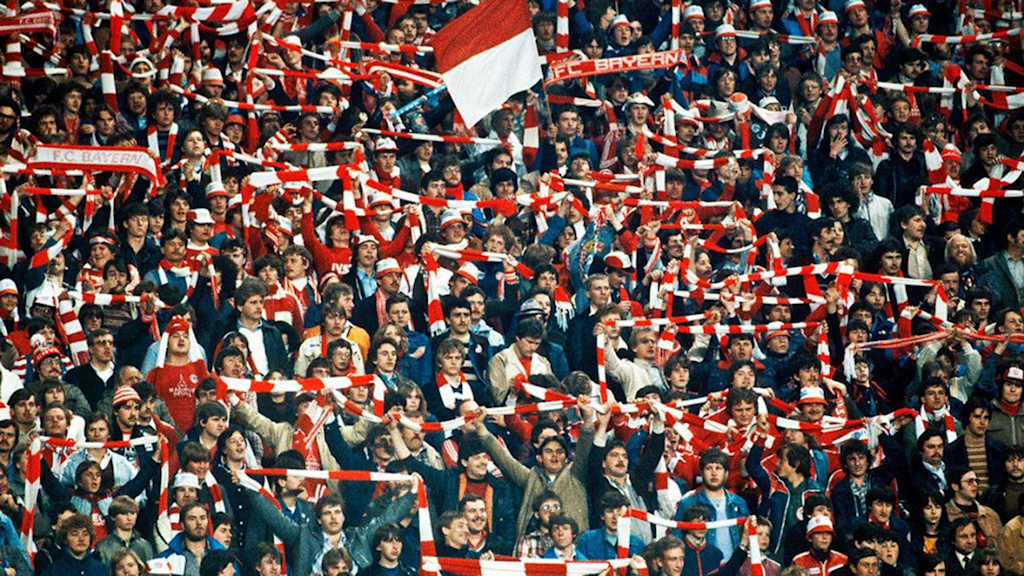 Bayern-Fans in der Südkurve halten rot-weiße Schals hoch