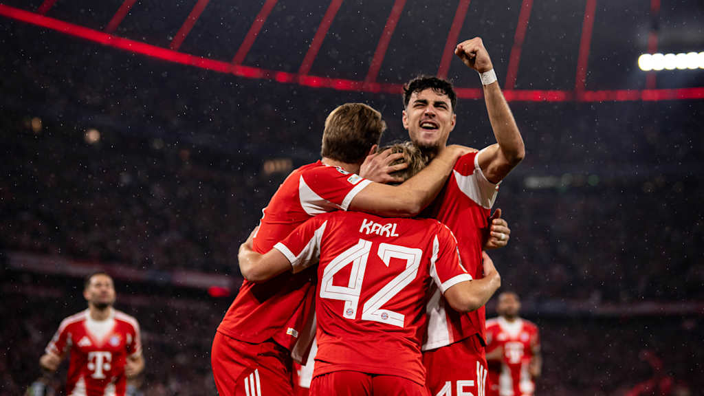 Lennart Karl jubelt nach seinem Tor gegen Brügge mit Harry Kane und Aleks Pavlović