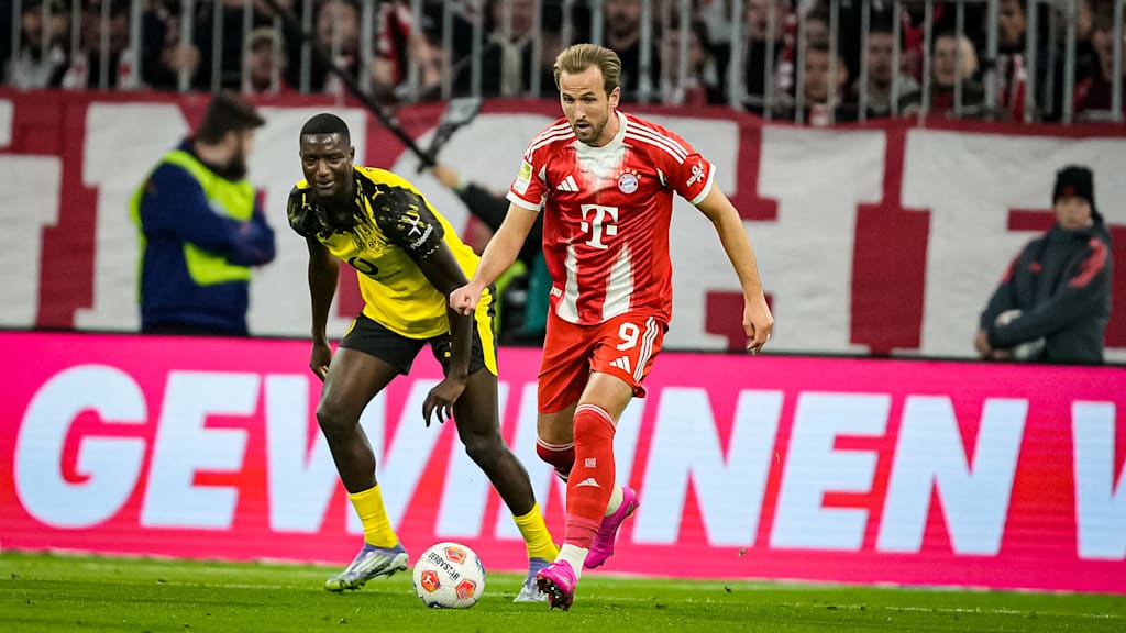 Harry Kane con el balón durante el partido de la Bundesliga disputado en casa por el FC Bayern contra el Borussia Dortmund.