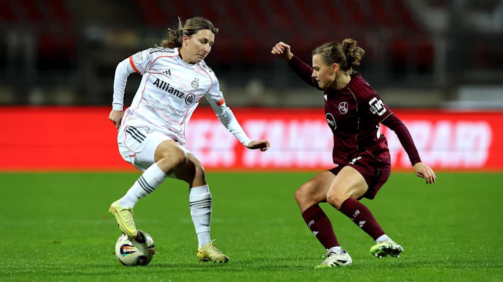 Barbara Dunst während des Auswärtsspiels in Nürnberg mit dem Ball am Fuß.