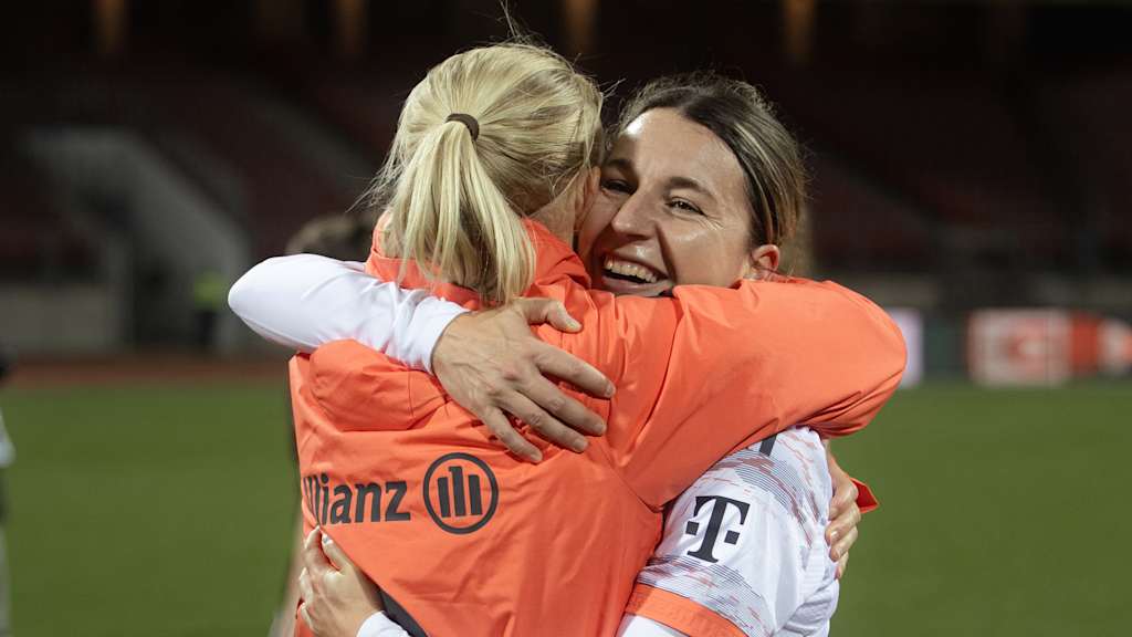 Pernille Harder und Barbara Dunst umarmen sich.
