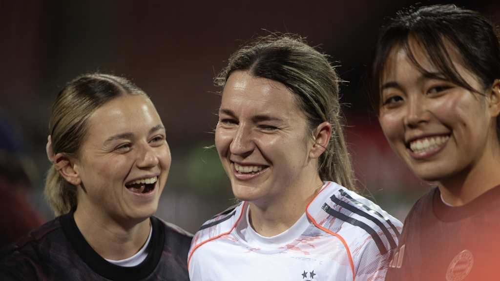 Barbara Dunst freudig mit Maria Plattner und Momoko Tanikawa.