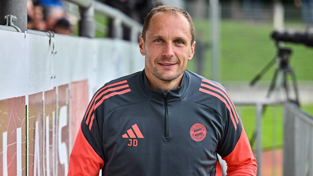 Jaroslav Drobny lacht in die Kamera.
