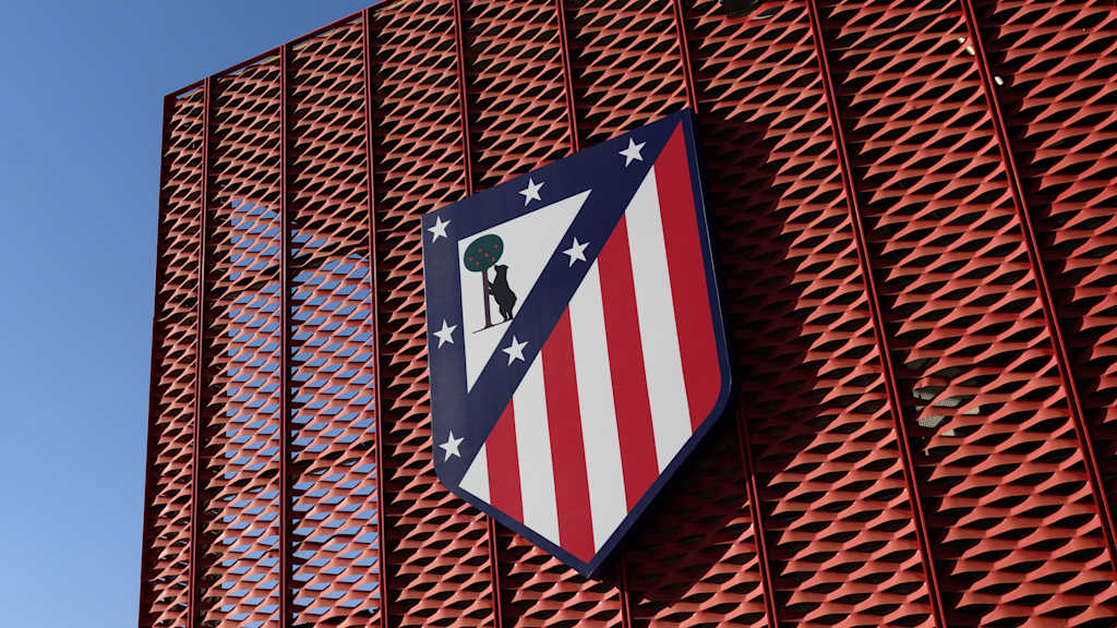 Das Wappen von Atlétco Madrid an einem Gebäude.