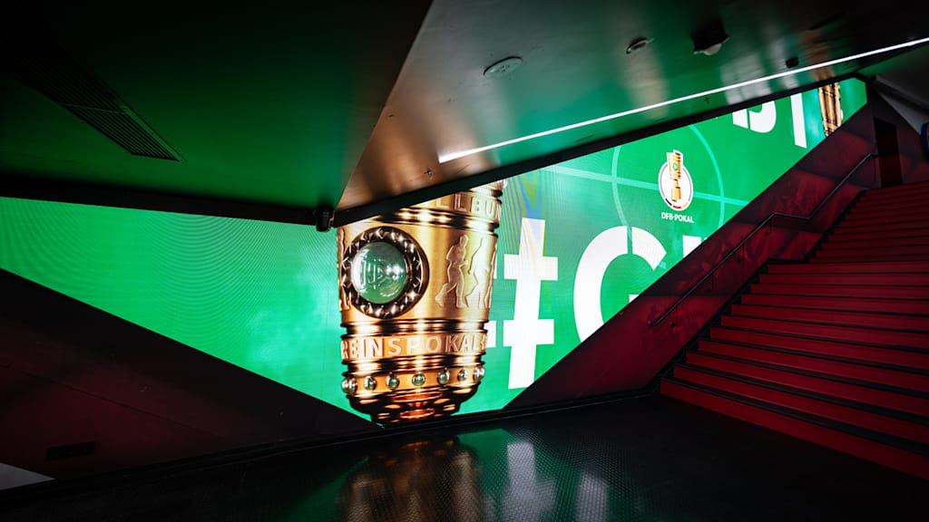 El túnel de jugadores del Allianz Arena está decorado con el logo de la Copa DFB en las pantallas.